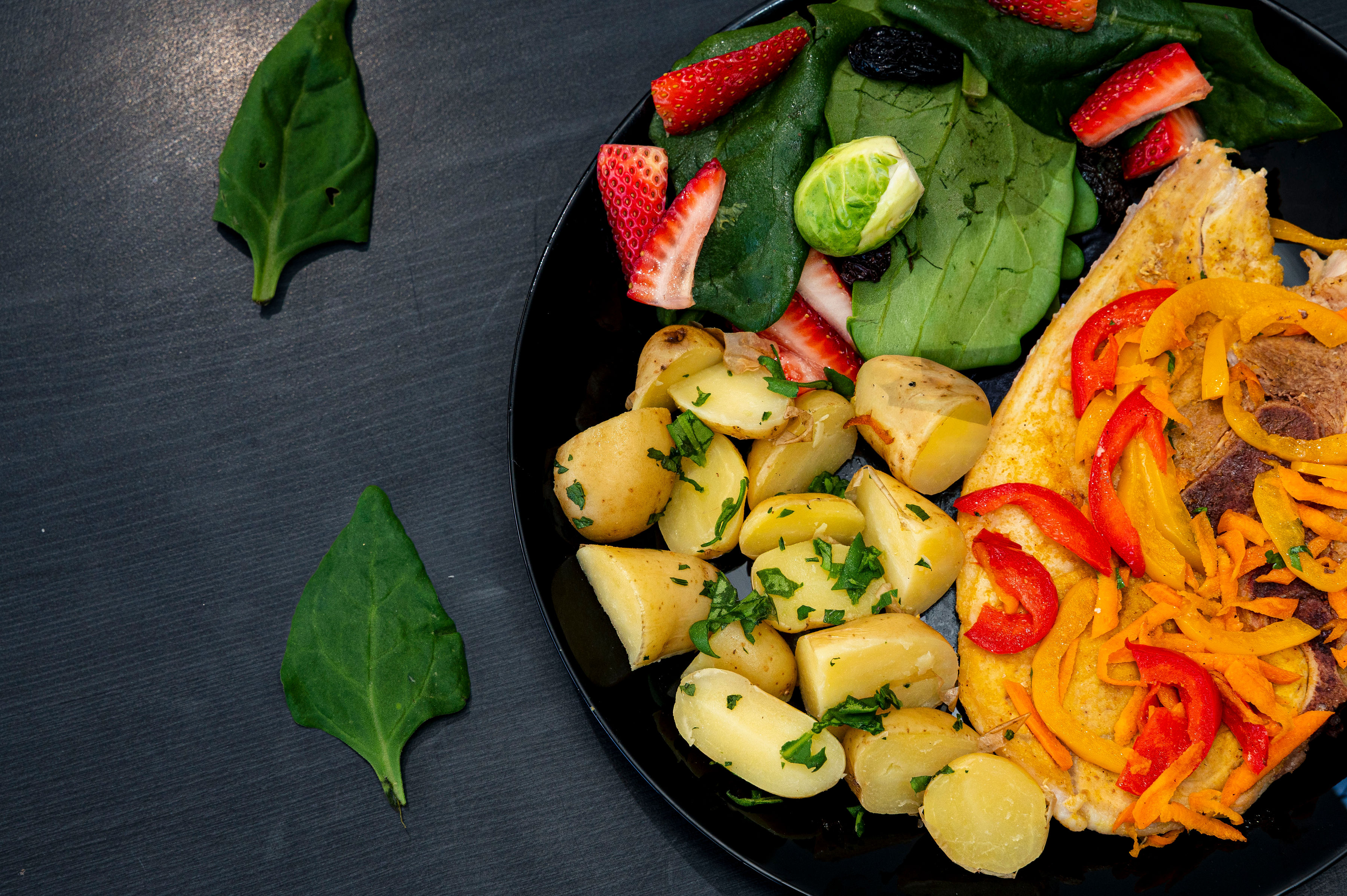 Healthy lunch bowl with fresh ingredients